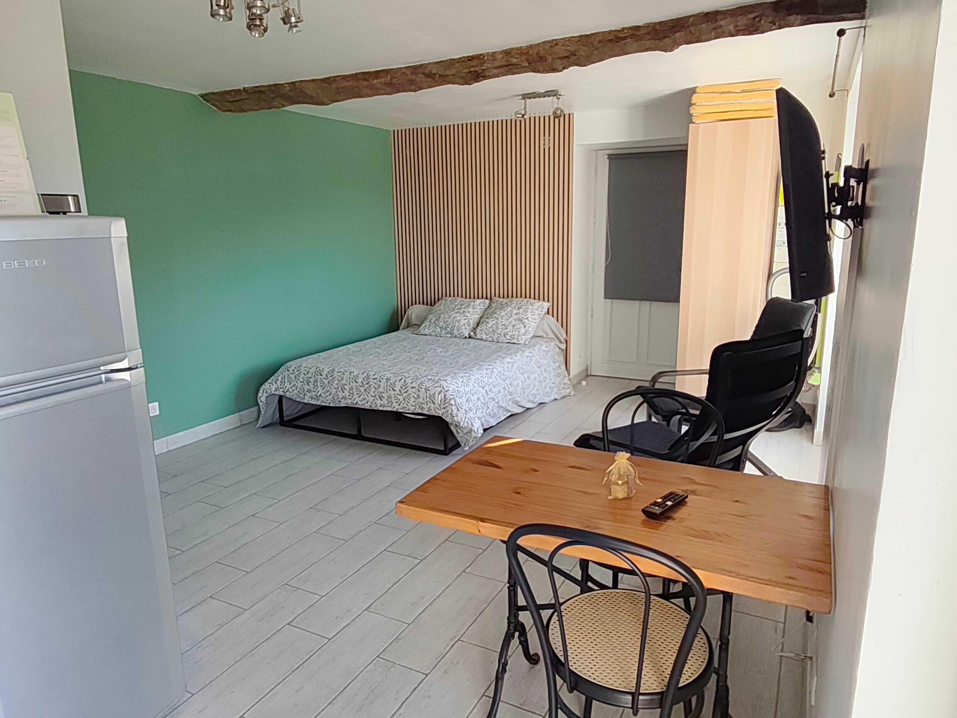 Een strijkplank/strijkijzer, wifi, beddengoed