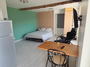 Tabla de planchar con plancha, wifi y ropa de cama 