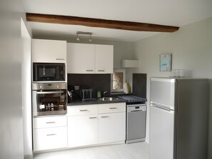 Fridge, microwave, oven, stovetop - Studio Apartment 'Les Restanques' with Mountain View, Private Terrace and Wi-Fi (Montbrun-les-Bains)