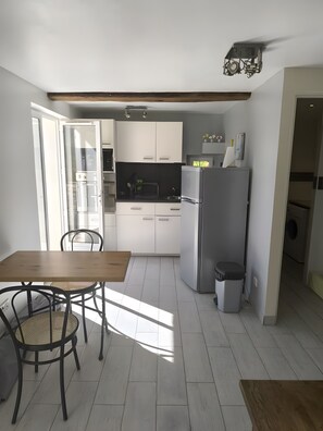 Dining - Studio Apartment 'Les Restanques' with Mountain View, Private Terrace and Wi-Fi (Montbrun-les-Bains)