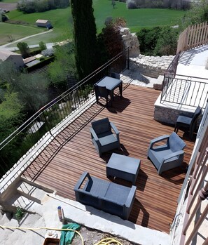 Terrace/patio - Studio Apartment 'Les Restanques' with Mountain View, Private Terrace and Wi-Fi (Montbrun-les-Bains)