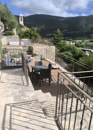 Terrace/patio - Studio Apartment 'Les Restanques' with Mountain View, Private Terrace and Wi-Fi (Montbrun-les-Bains)
