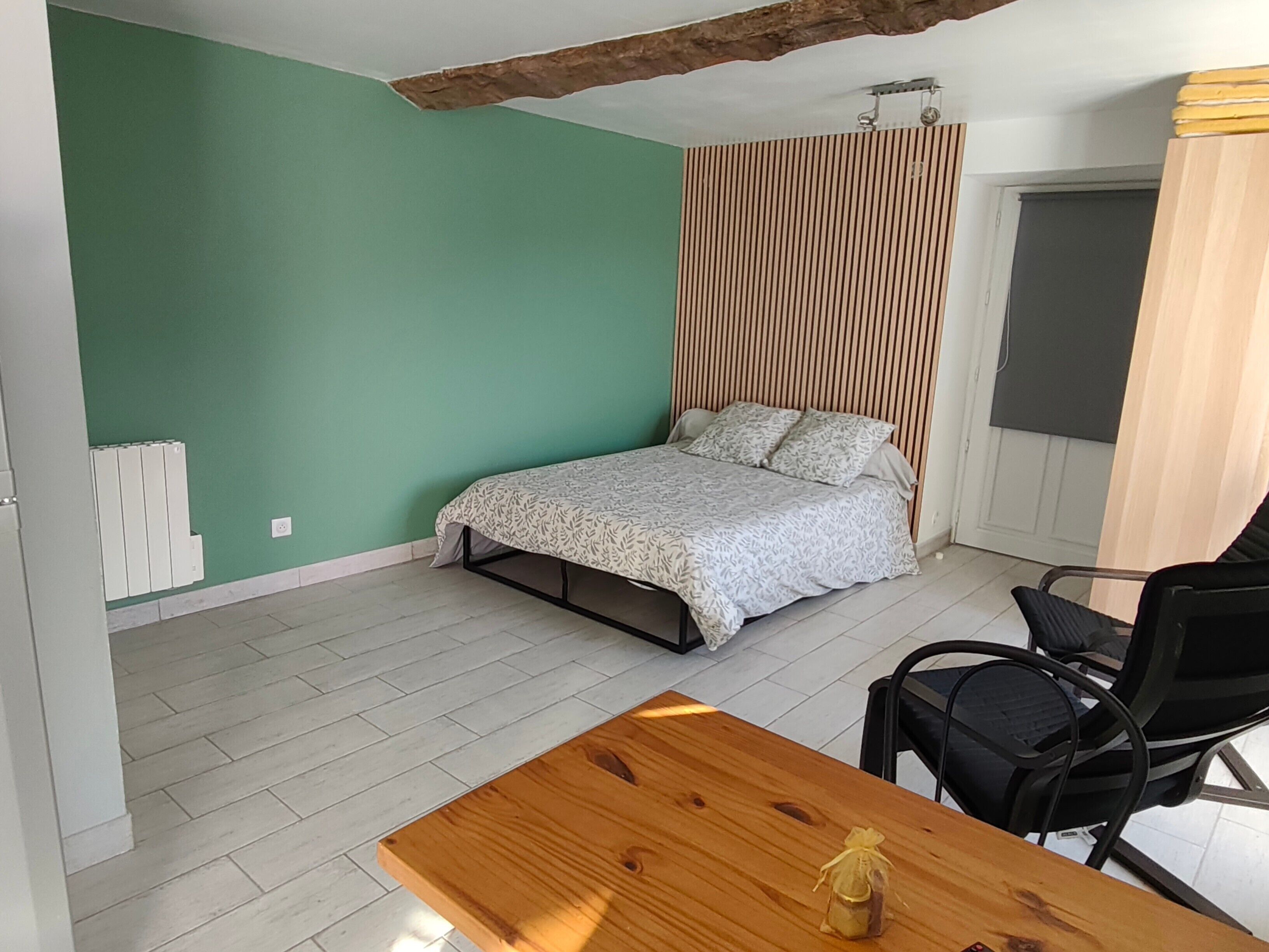 Een strijkplank/strijkijzer, wifi, beddengoed