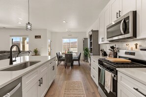 Fridge, microwave, oven, stovetop - Sandstone Haven: Blackstone Grill + Hot Tub! (Washington)