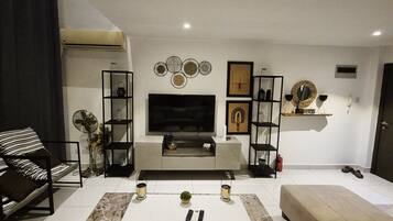 Penthouse, Balcony, Garden View | Living area