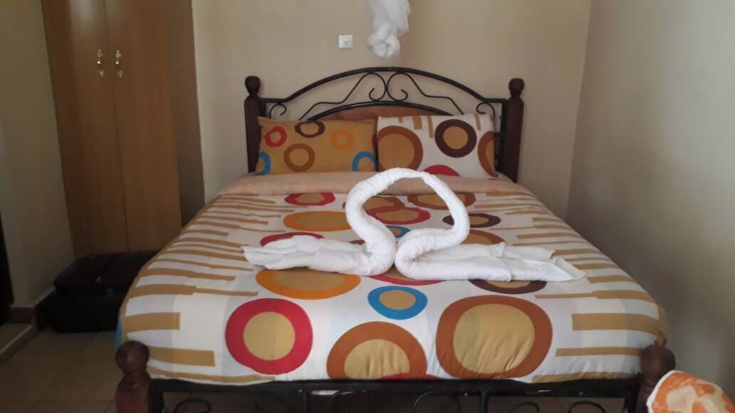 واي فاي مجانًا وملاءات أسرّة