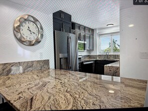 Microondas, horno, parrilla de estufa y lavavajillas