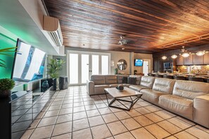 Smart TV, ping pong - Mcleary Beach House (San Juan)