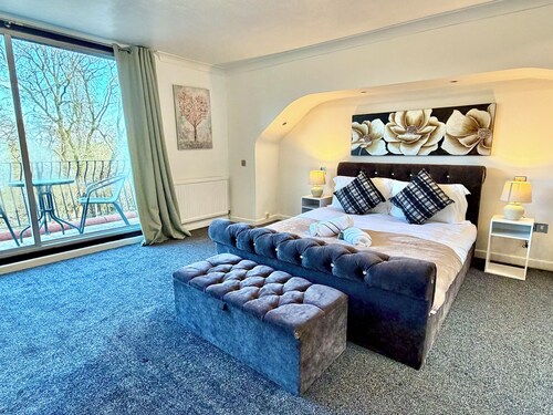 Indoor Heated Pool - Large Family Home - Sleeps 12 - Near Bournemouth Beach