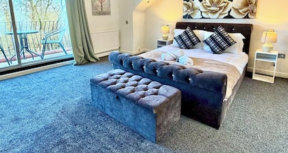 Indoor Heated Pool - Large Family Home - Sleeps 12 - Near Bournemouth Beach