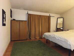 Tabla de planchar con plancha, wifi y ropa de cama 