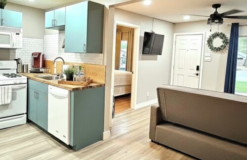 Comfy & Clean Cottage-Style Home Near UNT