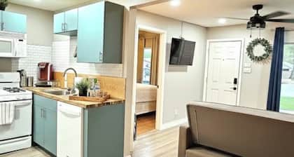 Comfy & Clean Cottage-Style Home Near UNT