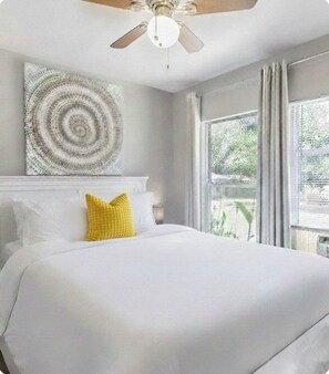 مكواة/لوح كي وخدمة الإنترنت وملاءات أسرّة