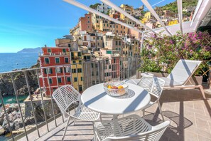 Outdoor dining - Luxury Seaview Rooftop by The First (Riomaggiore)