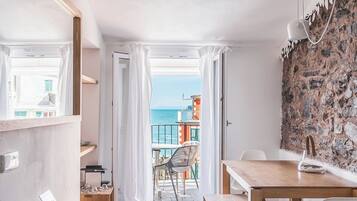 Deluxe-Apartment, Balkon, Meerblick | Innenbereich