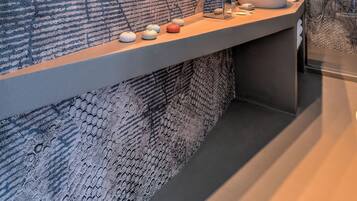 Deluxe Suite, Sea View | Bathroom