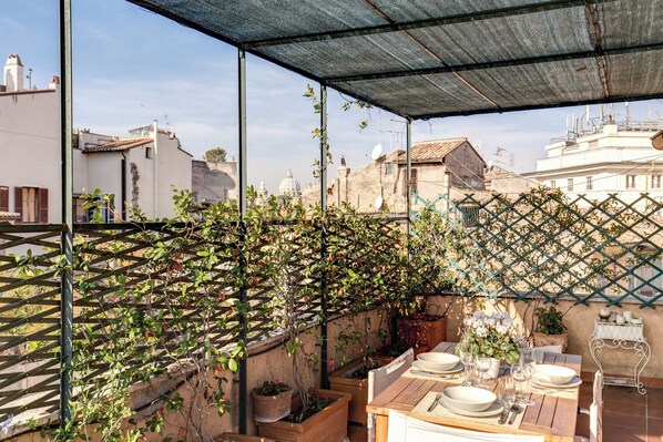 Outdoor dining - Gorgeous penthouse with terrace near Piazza Navona (Roma)
