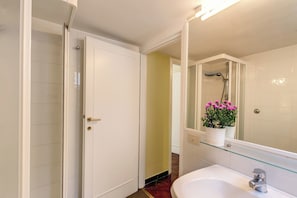 Shower, jetted bath, hair dryer, bidet - Gorgeous penthouse with terrace near Piazza Navona (Roma)