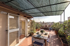 Outdoor dining - Gorgeous penthouse with terrace near Piazza Navona (Roma)
