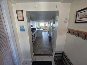 Refrigerador, parrilla de estufa y cafetera y tetera 