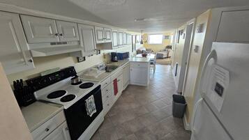 Coffee/tea maker, fridge, microwave, stovetop