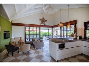 Smart TV - BestBlueBay View Villa 13 Beautiful Villa with a view and close to the beach (Willemstad)