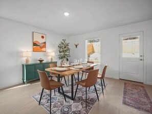 House, Multiple Beds, Patio, Garden View (The Oak Tree House) | Dining - The Oak Tree House 4 King Beds! (San Antonio)