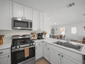 House, Multiple Beds, Patio, Garden View (The Oak Tree House) | Private kitchen - The Oak Tree House 4 King Beds! (San Antonio)