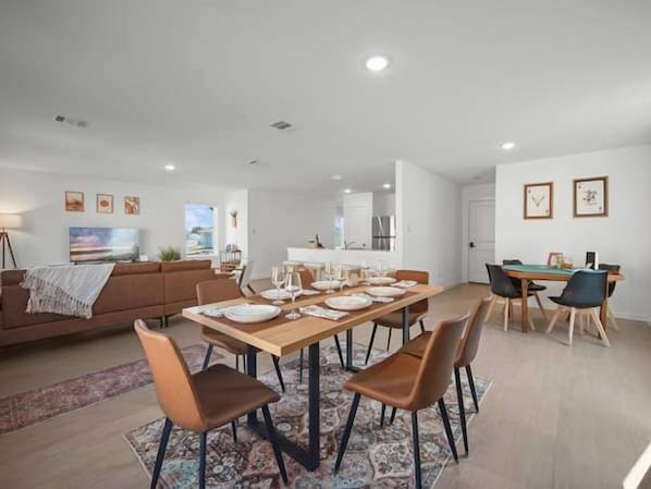 Dining - The Oak Tree House 4 King Beds! (San Antonio)