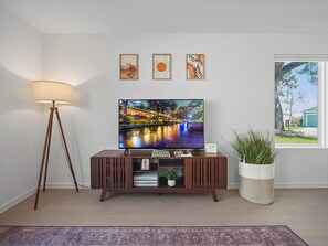 Interior - The Oak Tree House 4 King Beds! (San Antonio)