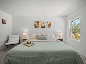 4 bedrooms, individually decorated, individually furnished, bed sheets - The Oak Tree House 4 King Beds! (San Antonio)