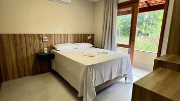 Quarto casal, varanda coberta, vista para a lagoa | Escrivaninha, Wi-Fi de cortesia