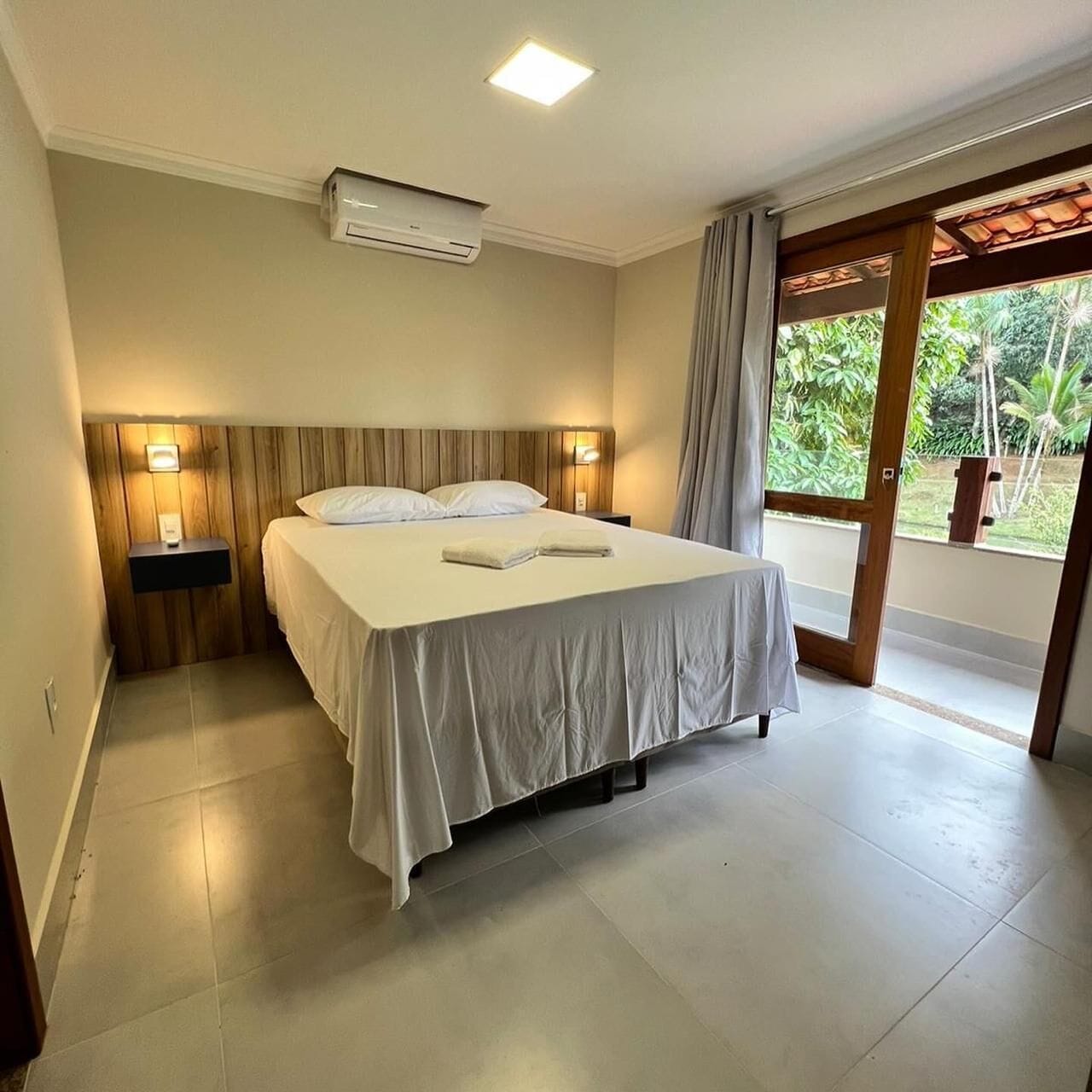 Quarto casal, varanda coberta, vista para a lagoa | Escrivaninha, Wi-Fi de cortesia