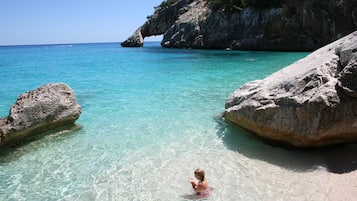 In Strandnähe, Liegestühle, Strandtücher