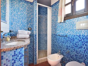 Haartrockner, Bidet, Handtücher, Seife
