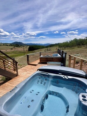 Outdoor spa tub - Serene 2-bedroom A-Frame in Jefferson perfect for Hot Tub + Views + Stargazing (Jefferson)