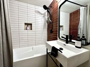 Hair dryer, towels, soap, toilet paper - Serene 2-bedroom A-Frame in Jefferson perfect for Hot Tub + Views + Stargazing (Jefferson)