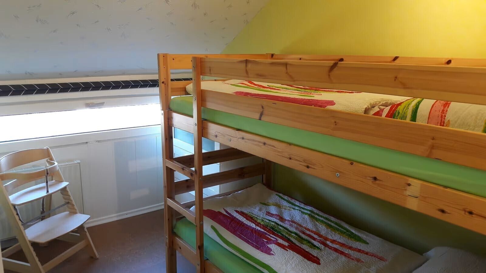 Tabla de planchar con plancha, wifi y ropa de cama 