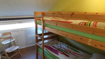 Tabla de planchar con plancha, wifi y ropa de cama