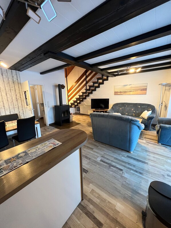 Fernseher, Kamin, DVD-Player