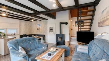 Fernseher, Kamin, DVD-Player