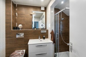 Dusche, Haartrockner, Handtücher