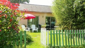 Outdoor dining - BAMBOO ZEN GITE IN A PEACEFUL NATURAL SETTING PETS WELCOME (Missillac)