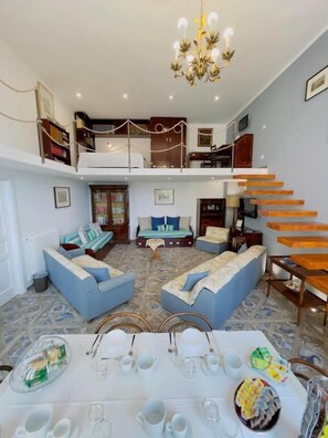 Family Room, Garden View | Living area | TV - DE VIVO REALTY - COCO'S APARTMENTS (Meta)