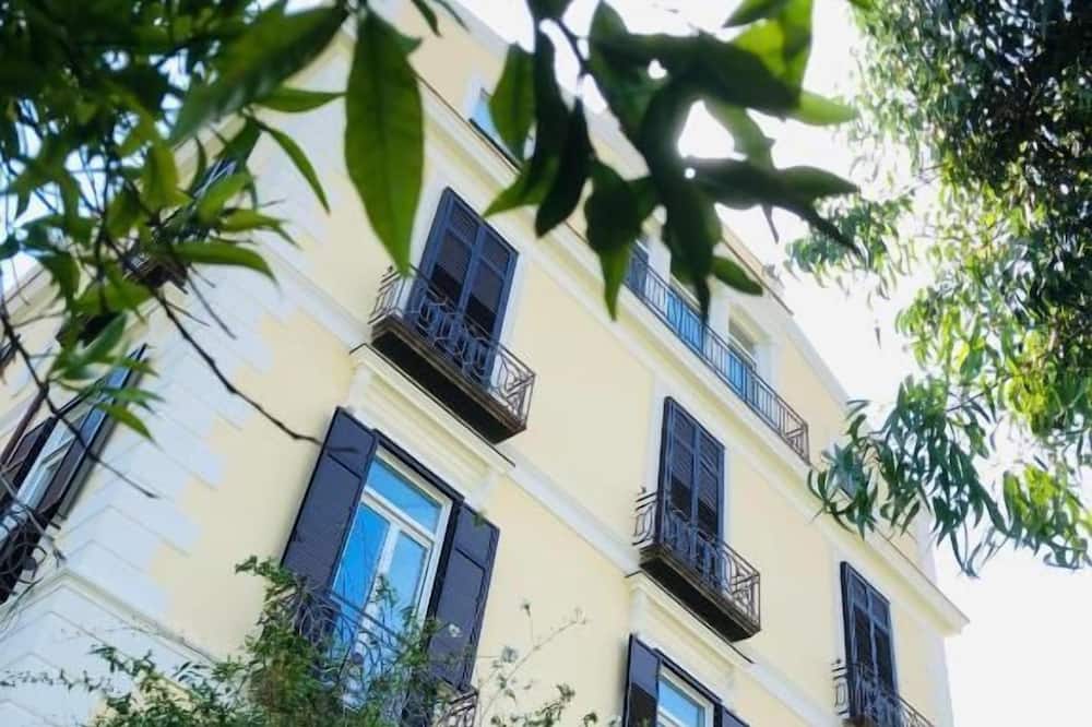 DE VIVO REALTY - COCO'S APARTMENTS - Meta