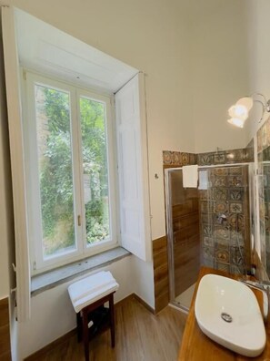 Kahden hengen deluxe-huone, näköala pihalle | Kylpyhuone