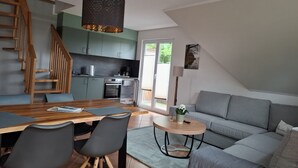 Ein modernes Loft mit Essbereich, Küche und Wohnraum.