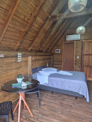 Een strijkplank/strijkijzer, wifi, beddengoed