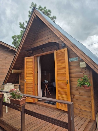 Property grounds. Cabins in Torres, RS, ideal for your rest and leisure, cozy and family-friendly.